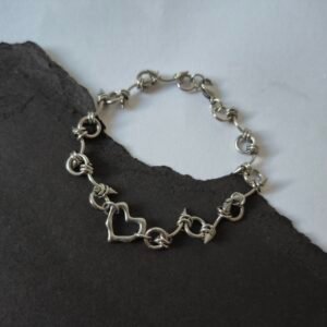 Armband mit Piercings und Herzanhänger