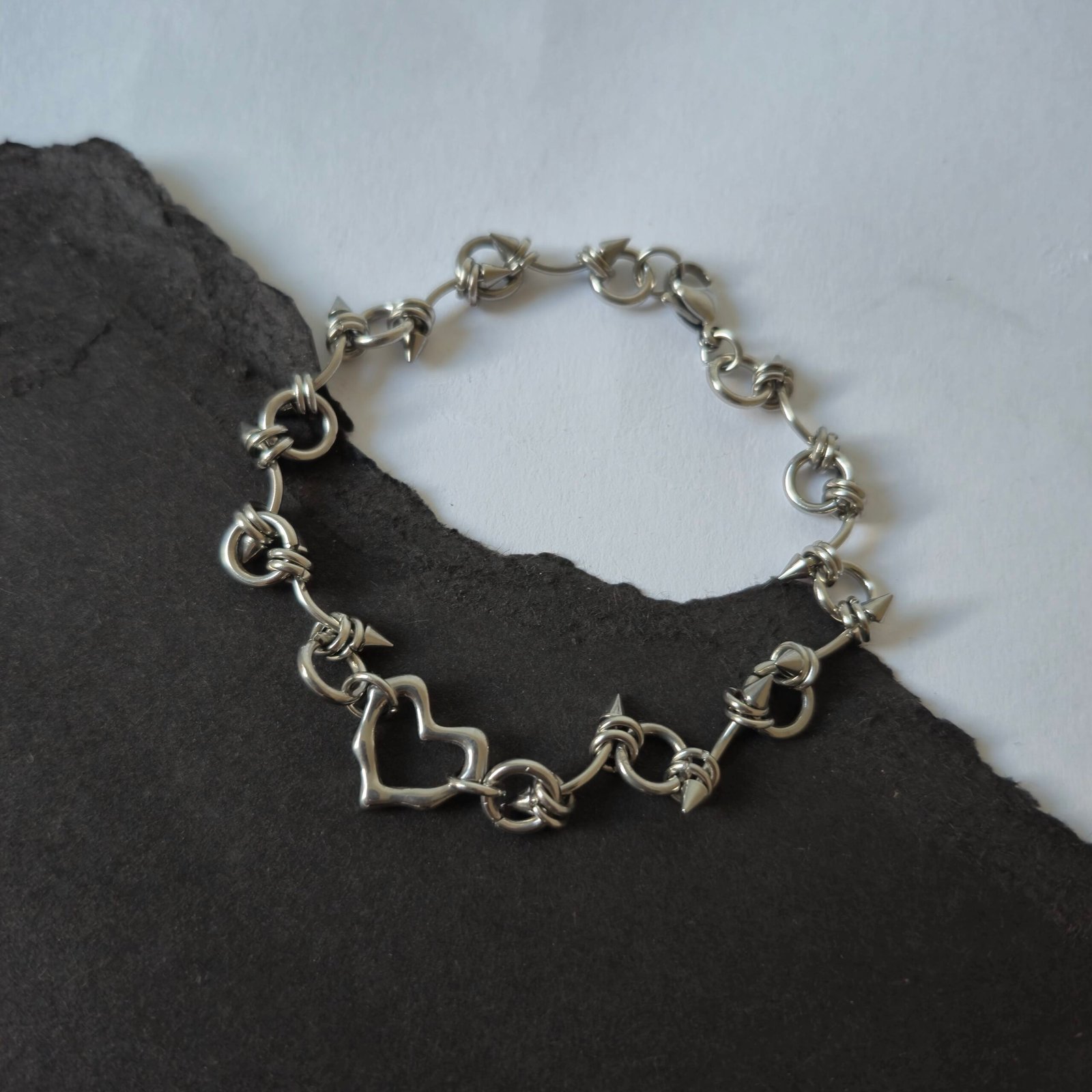 Armband mit Piercings und Herzanhänger