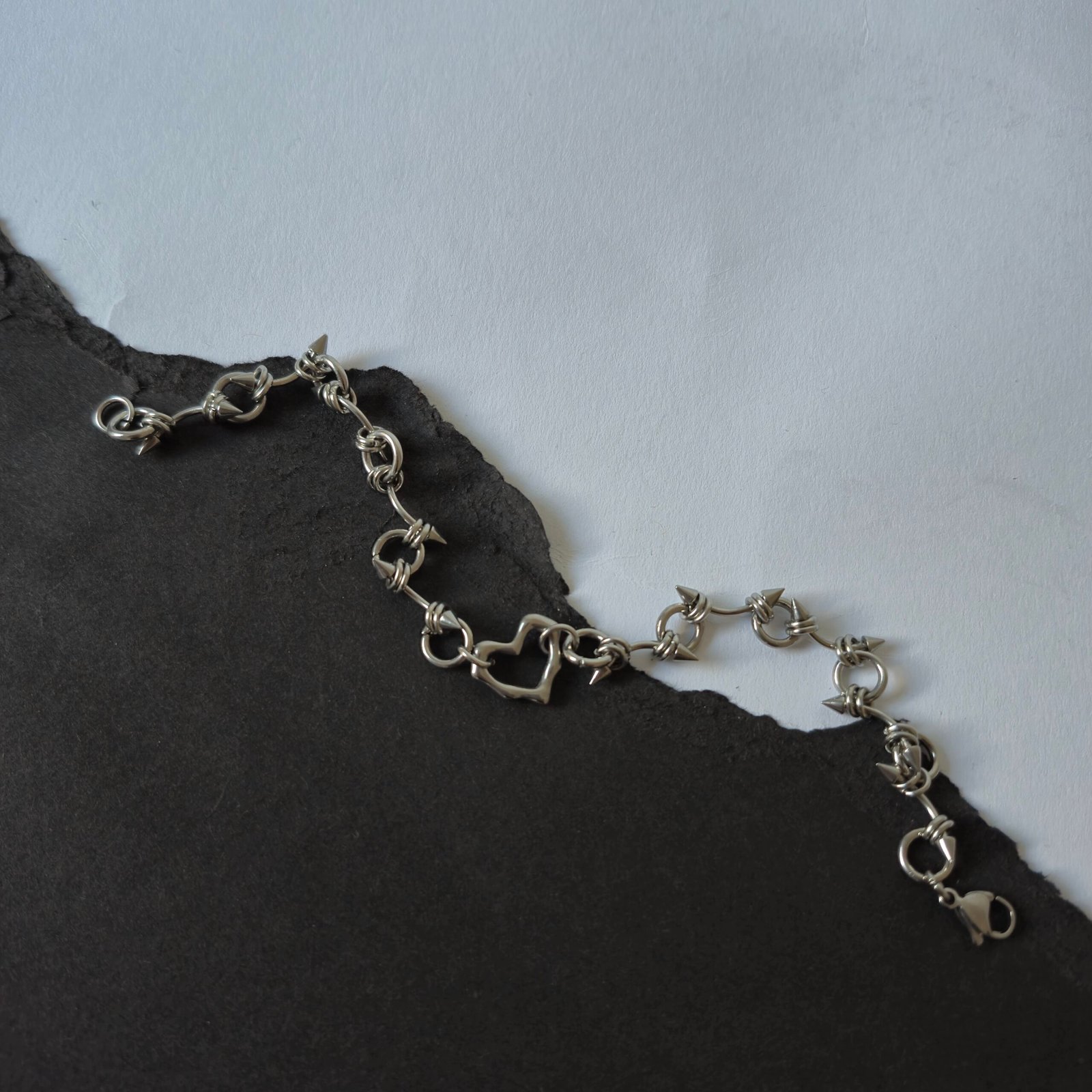 Armband mit Piercings und Herzanhänger – Bild 3