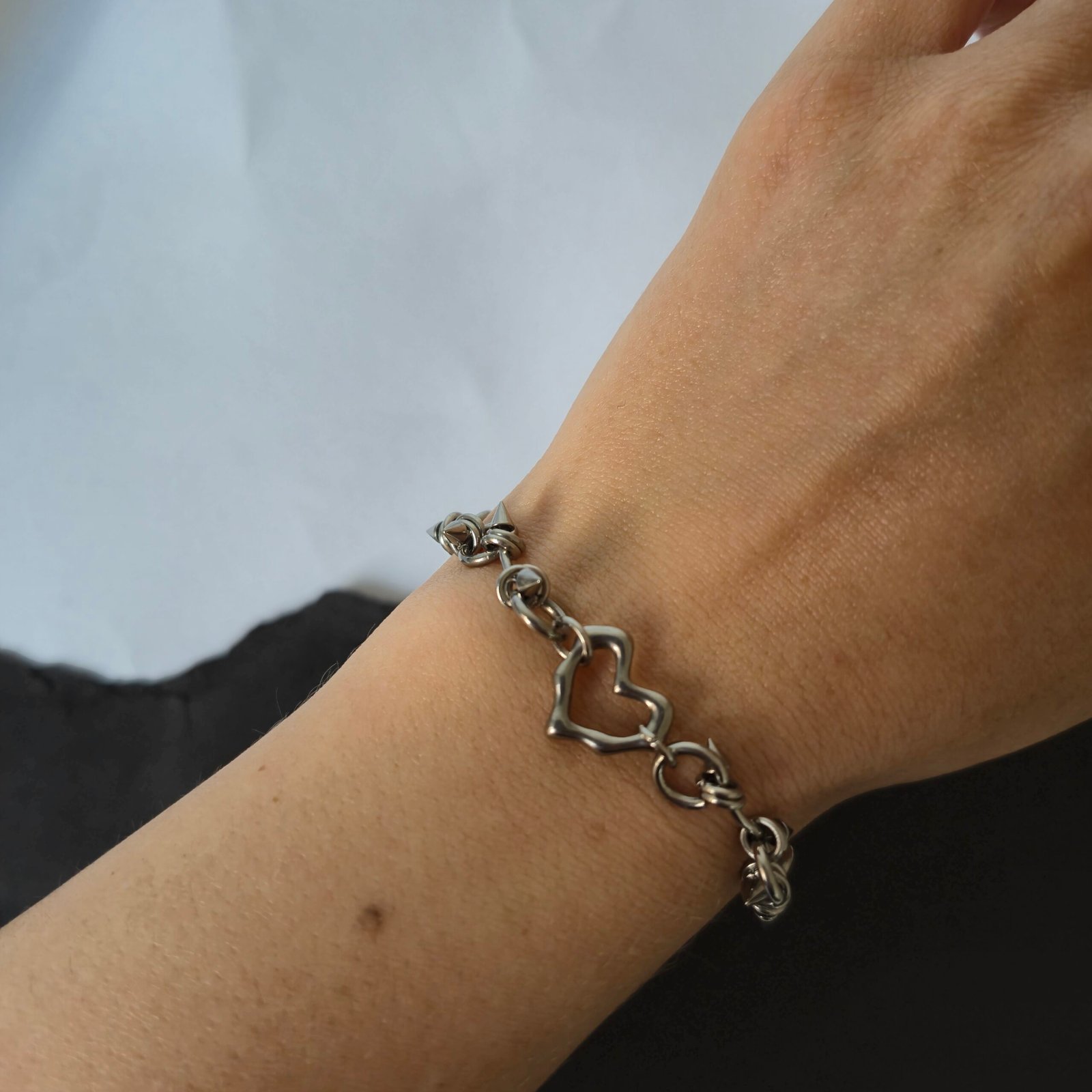 Armband mit Piercings und Herzanhänger – Bild 2